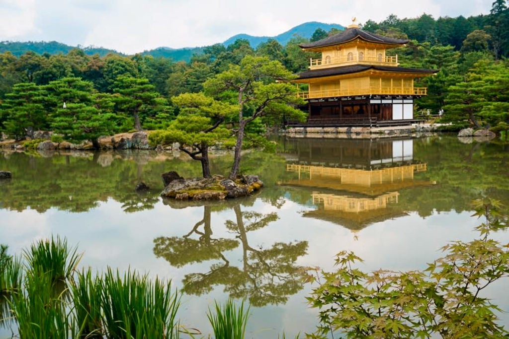 View of a golden Japanese temple surrounded by water (Kinkakuji Temple - Kyoto)