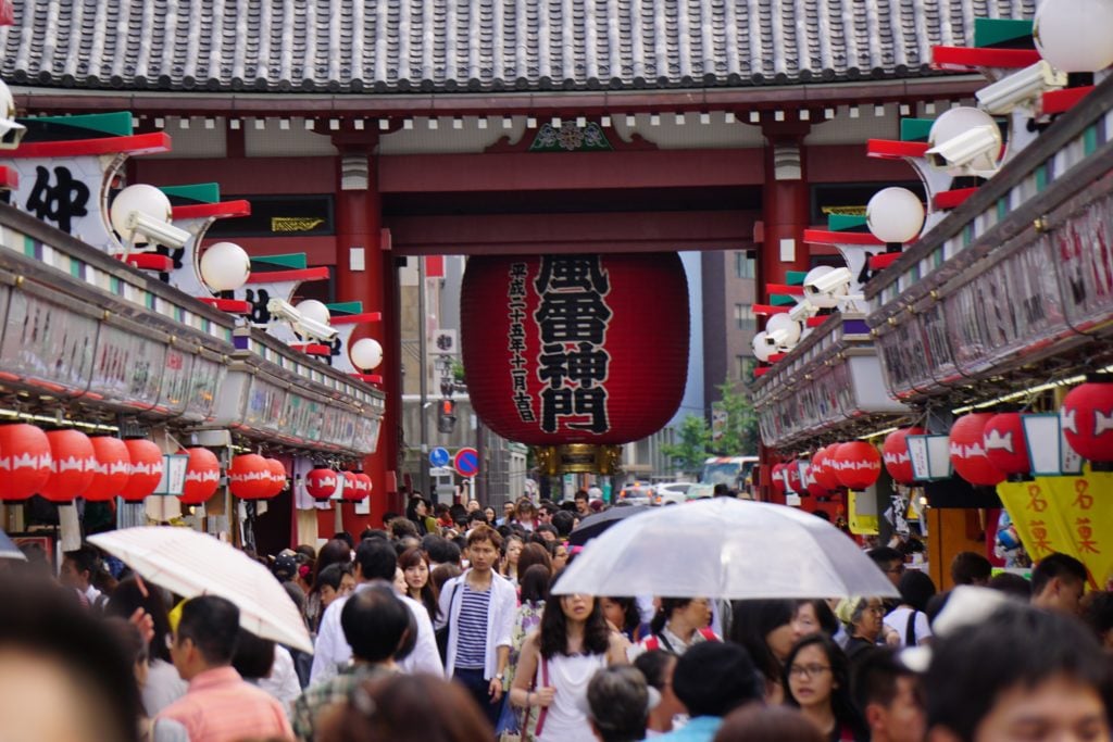 Crowds of people walking towards a temple in Asakusa (Tokyo)