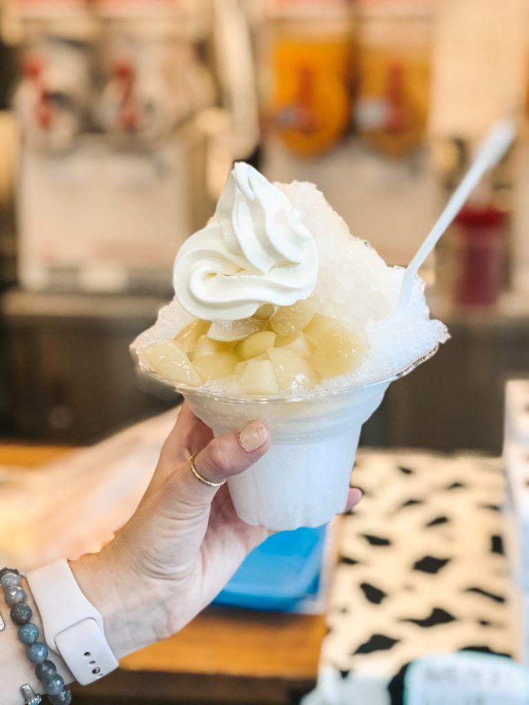 Shaved ice with pear and vanilla ice cream