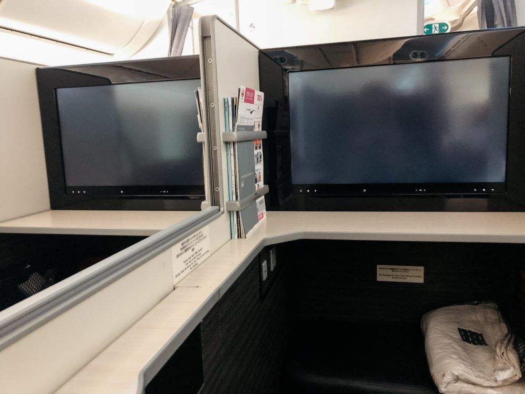 View of the privacy between seats on Japan Airlines Business Class 787